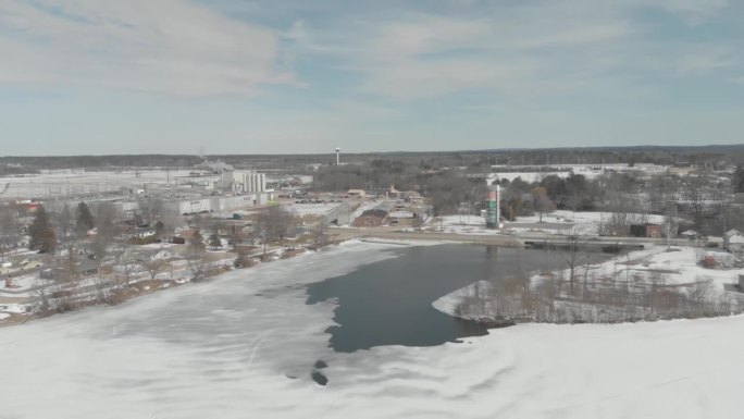 冰封的湖泊在冬季冻土带北部城镇破裂。