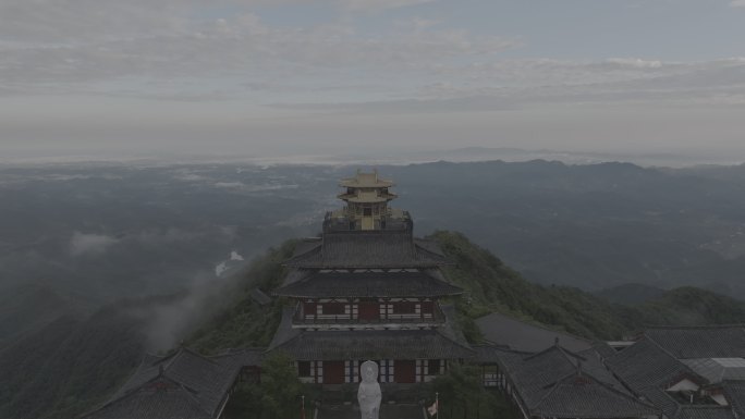 早晨的寺庙和金顶 山峰
