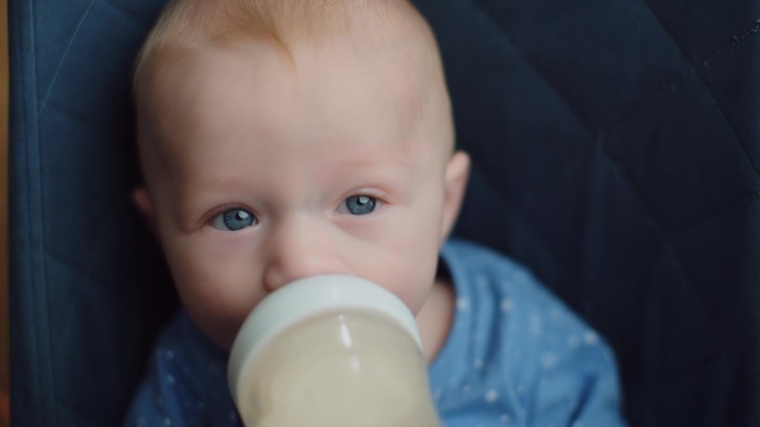 婴儿奶瓶喂奶特写外国小孩居家生活喝奶实拍