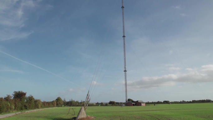 现场GSM移动塔上的广播电台天线-平移拍摄