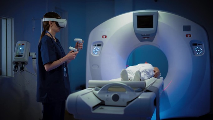 未来概念:在医学实验室里，女医生戴着虚拟现实耳机监视正在进行核磁共振或CT扫描的病人。拥有高科技设备