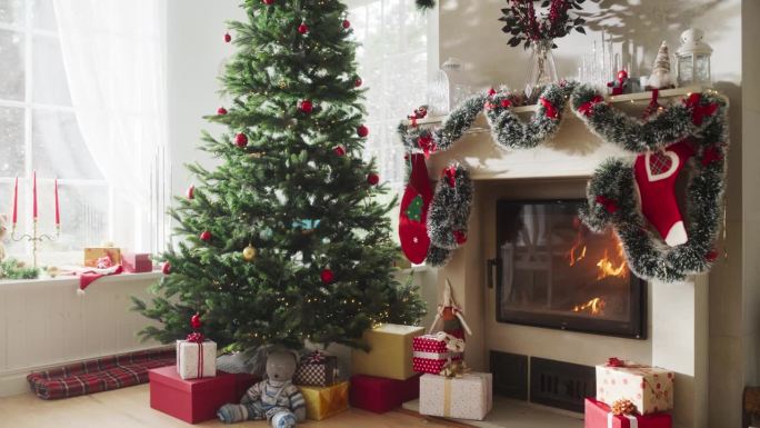 宁静的雪圣诞早晨:装饰角落的现代房子与圣诞树，壁炉和礼物的空镜头。一个家庭庆祝节日的家。慢镜头变焦
