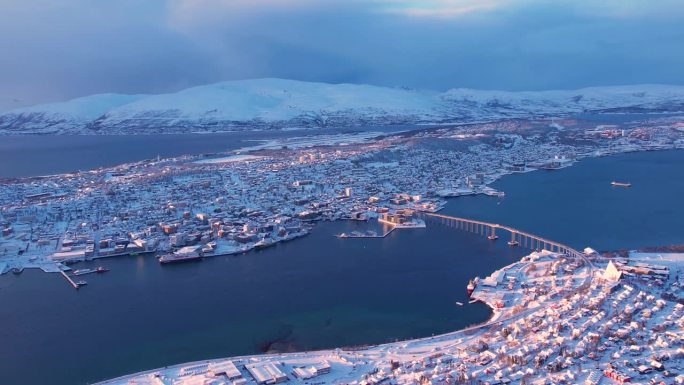 挪威特罗姆斯雪城鸟瞰图。晴朗的冬季天气