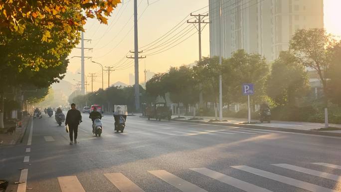 小城市上班族电动车清晨街道