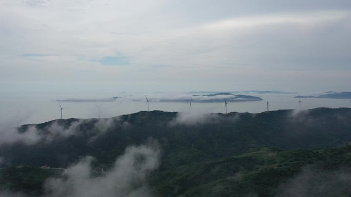 穿过云雾出现台州一号公路龙脊线及鹭鸶礁村