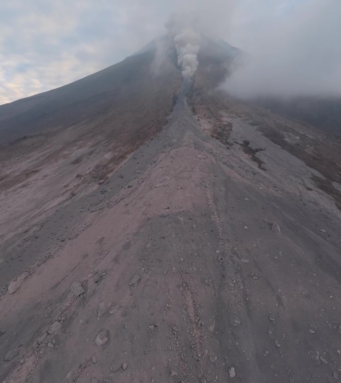 垂直视频4k。活火山口天然气流危险热极