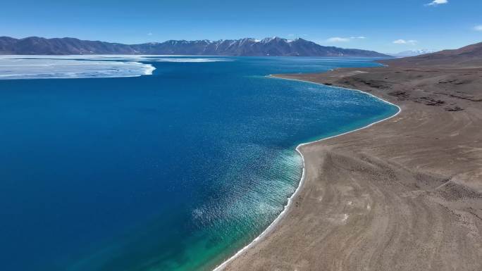 西藏那曲航拍圣湖当惹雍错高原湖泊牧场风光