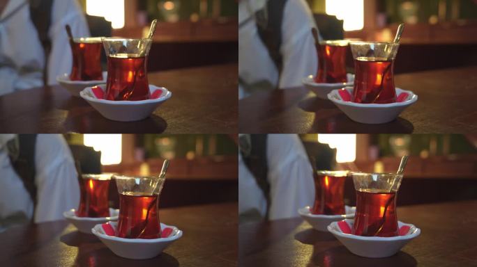 从茶壶里倒出两杯煮好的土耳其红茶，
