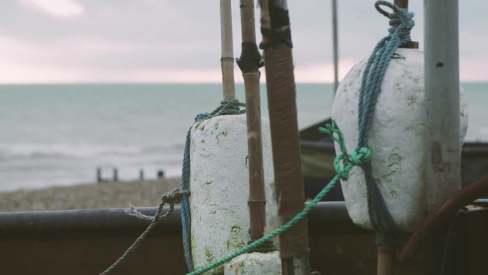 渔网和浮标堆在海滩上的股票视频