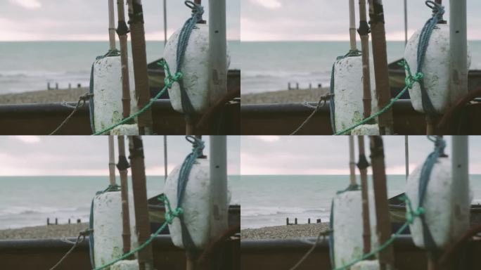 渔网和浮标堆在海滩上的股票视频