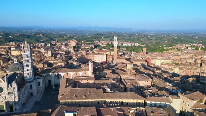 华丽的空中俯瞰飞行
意大利托斯卡纳的中世纪小镇锡耶纳。宽轨道概览无人机
4 k的电影
