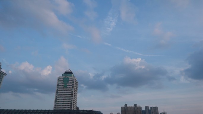 城市云层延时摄影从白天到晚上1080P