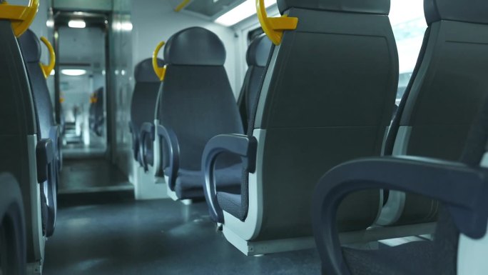 空座位:客运列车内部的空座位在一辆空马车里。火车上的空座位，整列火车都是空的。高质量的