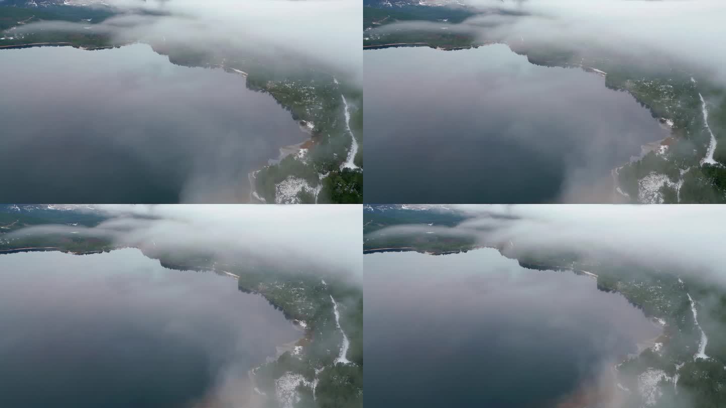 雾气笼罩着尼斯湖，周围是白雪覆盖的景观