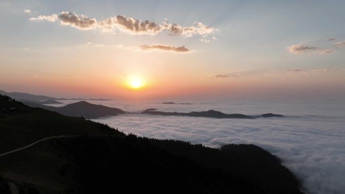 日出，日落，日落，从云层上俯瞰山脉，黑海地区里泽山脉，天际线