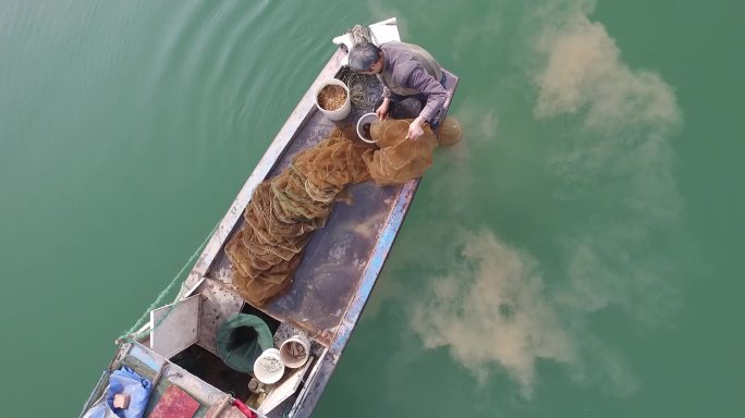 重庆奉节湖面渔船船夫大余航拍