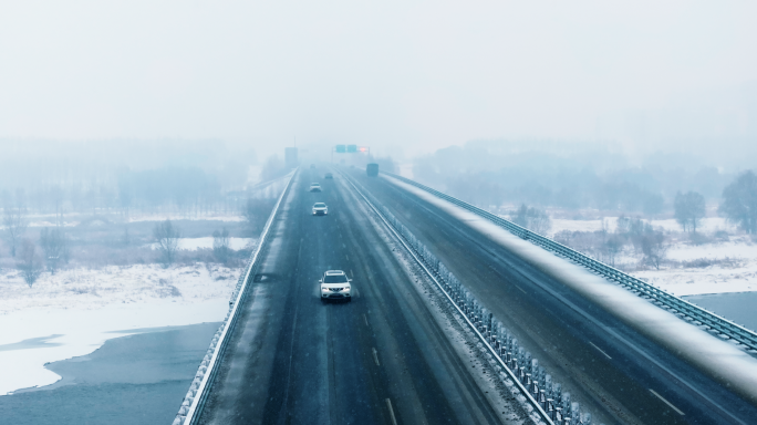 高速公路暴风雪天气