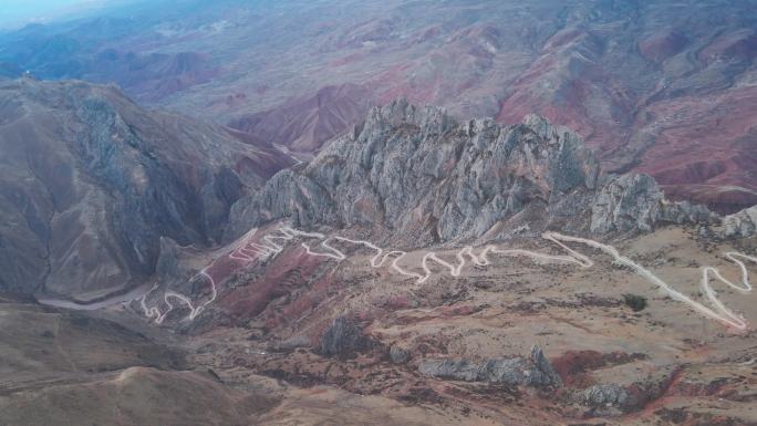 西藏崎岖的盘山公路