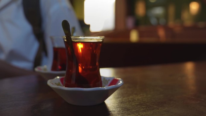 从茶壶里倒出两杯煮好的土耳其红茶，