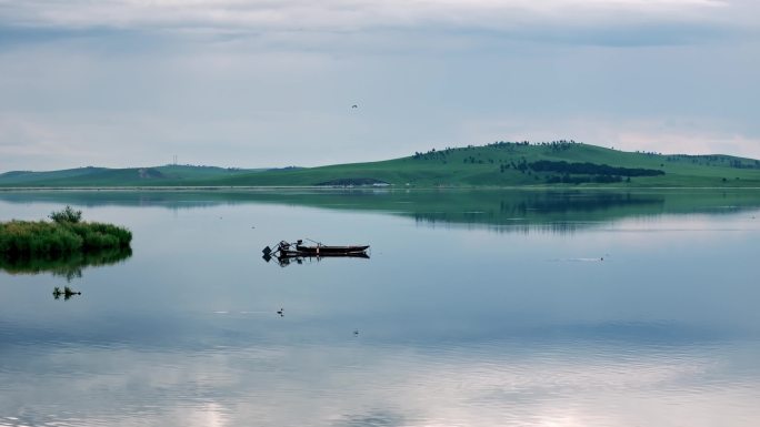 4K清澈湖中的小船水鸟 草原湖泊
