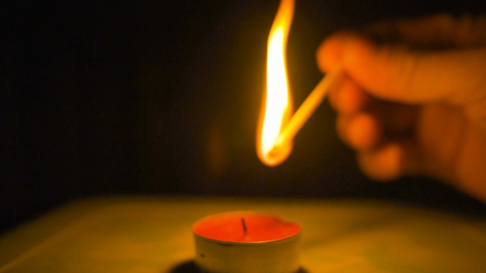 划火柴 点燃 蜡烛 烛光 火焰 燃烧
