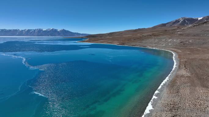 航拍圣湖当惹雍错高原湖泊牧场风光