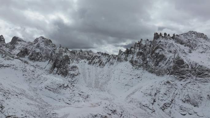 航拍冬天的四川阿坝莲宝叶则石头山