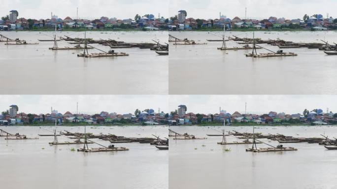 竹船是一种用竹子制成的传统船。渔网挂在船的前部，用来捕捉在水面附近游动的鱼。
