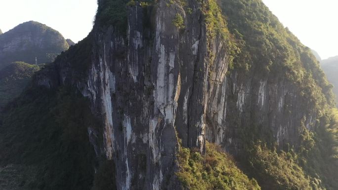 桂林独特的喀斯特地貌潮田穿岩