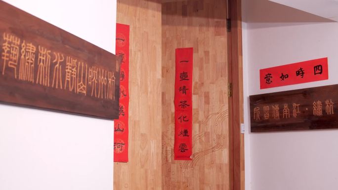 旗袍美女走路团扇推门圆拱门参观画廊展览