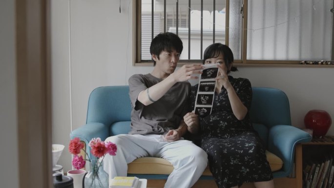 一对日本夫妇在看超声波图片