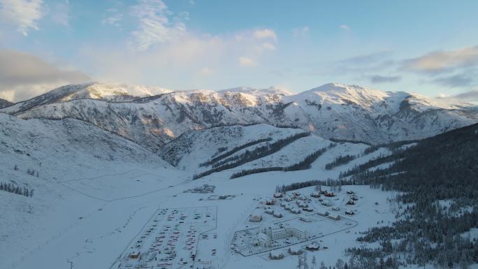 新疆冬天喀纳斯雪山日出大全景航拍