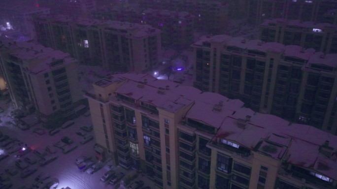 夜晚城市小区和街道下雪景象