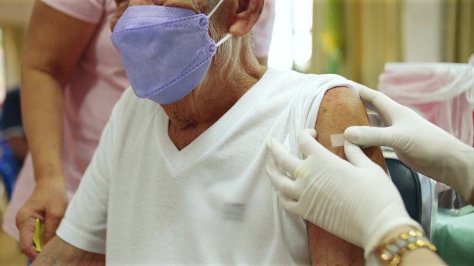 老年人接受疫苗接种服务。