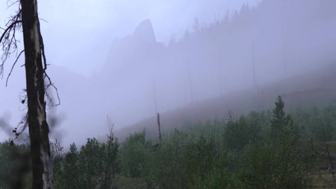 雾蒙蒙的夜晚，加拿大落基山脉的路易斯山。