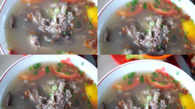 牛排骨汤是印尼汤。装在白色的碗里。有选择性的重点