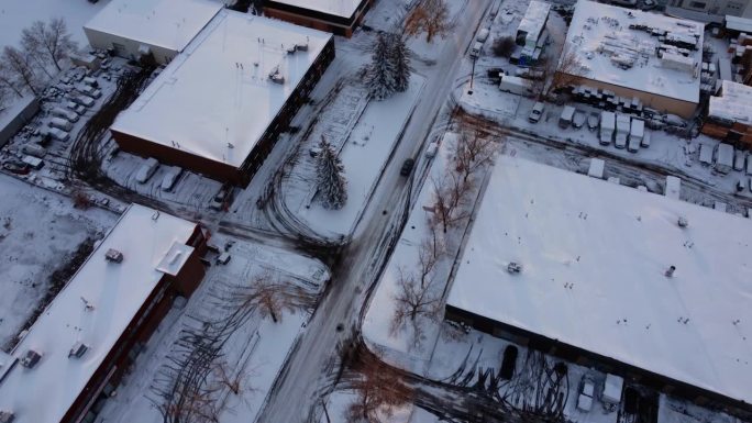 在冬天，在白雪覆盖的街道上从空中跟踪一辆汽车。