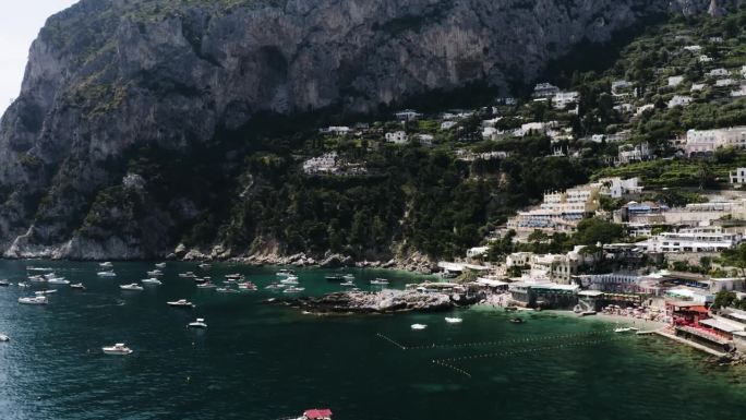 无人机拍摄的意大利卡普里岛附近的水域，岸边排列着建筑物。