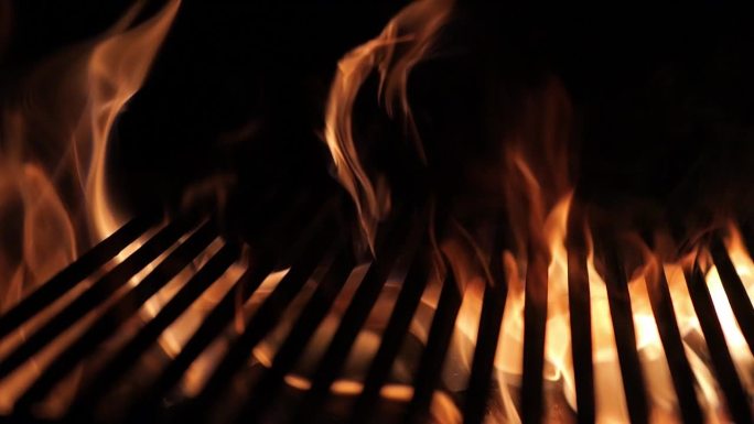 火烧透了烤架的格栅。地狱般的烧烤。壁炉里的壁炉。