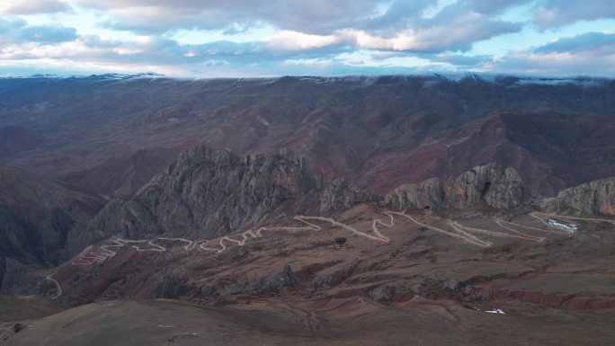 西藏崎岖的盘山公路