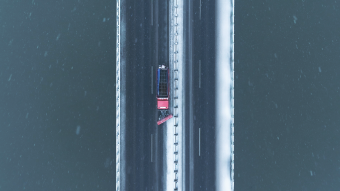 清雪车高速大雪