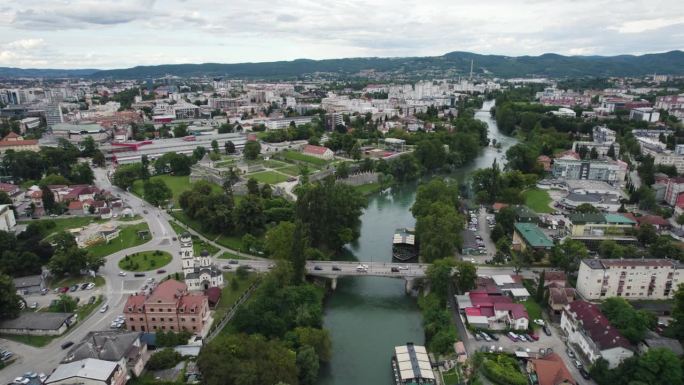 在波斯尼亚和黑塞哥维那第二大城市巴尼亚卢卡建立弗尔巴斯河鸟瞰图
