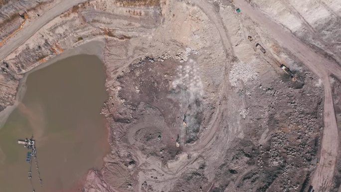在菲律宾迈尼特的Siana金银矿采石场底部，一架无人机拍摄的棕色浑浊湖泊。白天。
