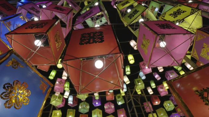 泰国清迈市中心，逾越节的纸灯笼装点着整个城市。