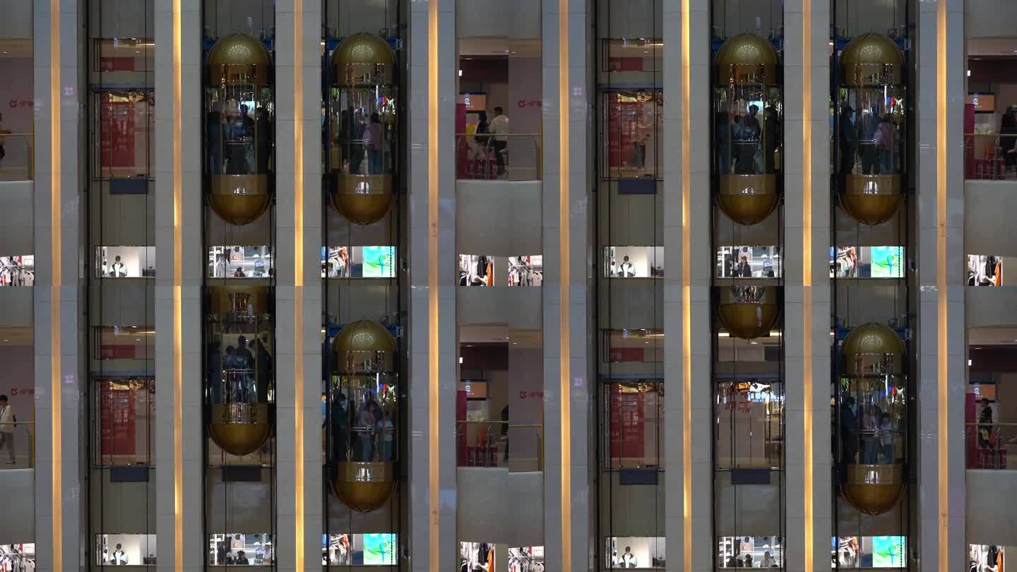 商场内忙碌的人群和繁忙的电梯