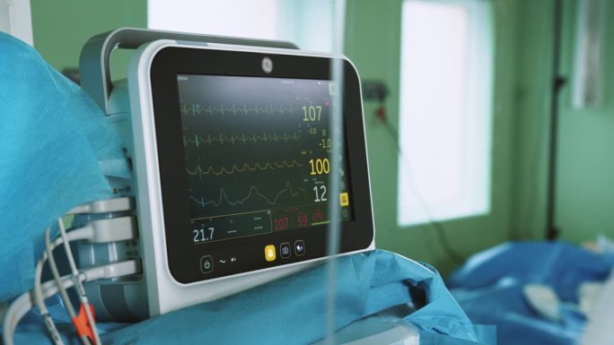医院手术室的心率监测仪。医院医用生命体征监护仪在麻醉手术监护上的应用。心电图。屏幕上的病人心跳。手术