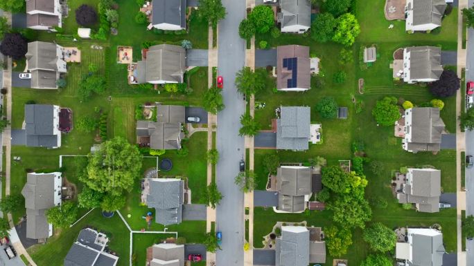 很大的美国社区。夏季住宅区道路上的鸟瞰图。