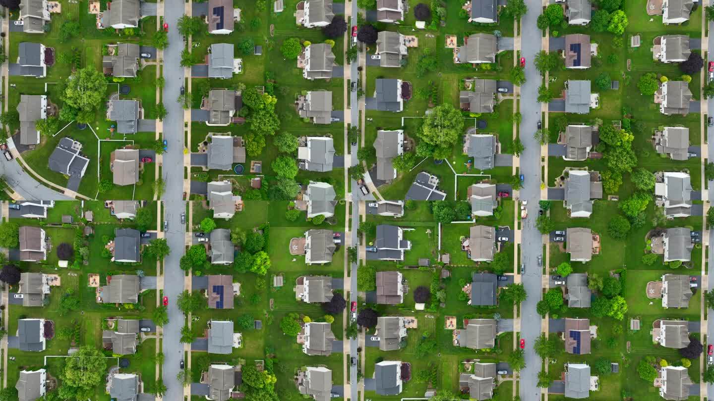 很大的美国社区。夏季住宅区道路上的鸟瞰图。