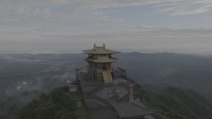 随州大洪山金顶航拍带寺庙前景