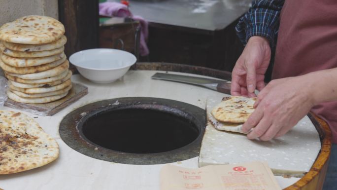 实拍美食街做葱油饼